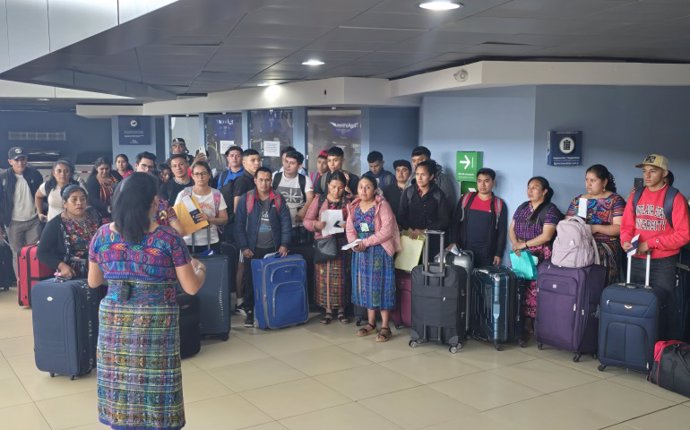 Llegada de temporeros contratados en origen en Honduras, Ecuador y Colombia para la campaña de los frutos rojos de Huelva.