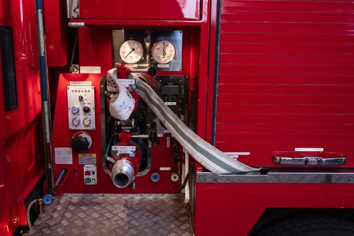 Archivo - May 2, 2024, Tokyo, Japan: A Tokyo Metropolitan Fire Department engine with a hose line pre-rigged into the pump in case of a fire. Emergency Services.