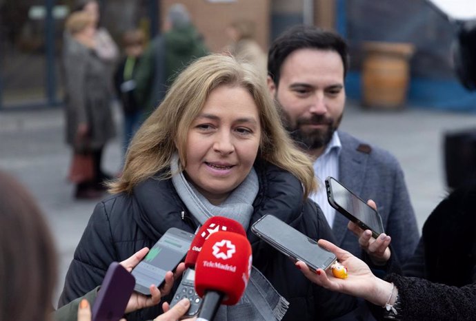 Archivo - La vicealcaldesa de Madrid, Inma Sanz, y el concejal de Puente de Vallecas, Ángel Niño, atienden a los medios durante la visita al entorno del Mercado de Numancia, a 7 de enero de 2025, en Madrid (España). 