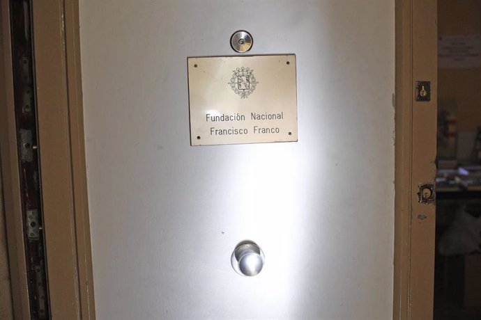 Archivo - Detalle de la placa de entrada en la sede de la Fundación Francisco Franco, sita en la Avenida Concha Espina de Madrid. 