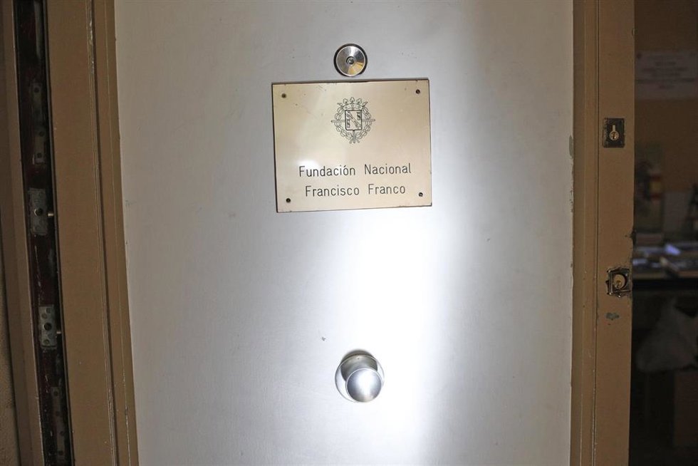 Archivo - Detalle de la placa de entrada en la sede de la Fundación Francisco Franco, sita en la Avenida Concha Espina de Madrid.