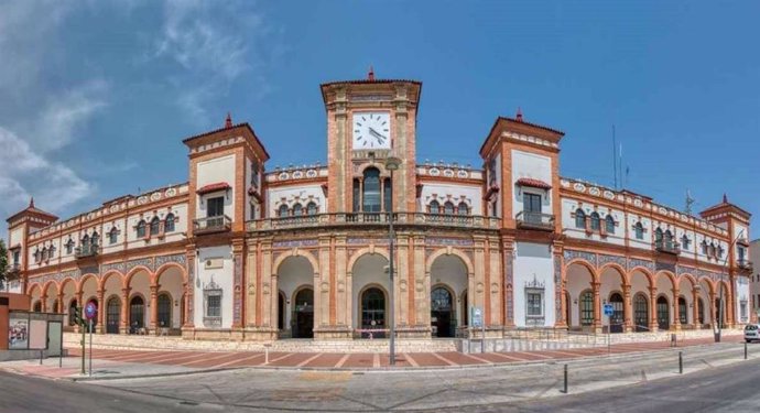 Exterior de la estación de trenes de Jerez de la Frontera (Cádiz).