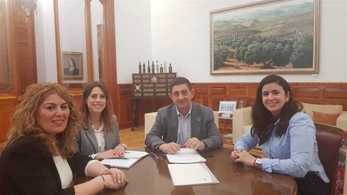 El presidente de la Diputación Provincial de Jaén, Paco Reyes, y la presidenta de Fademur, Ainoa Caravaca, junto a la vicepresidenta tercera de esta entidad, Cristina Gilabert, y Vanessa García, en el encuentro.