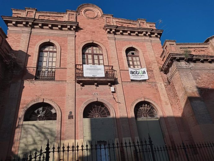 Fachada principal de Casa Paterri, junto a la antigua estación ferroviaria de Cádiz, con los carteles la empresa adjudicataria de su reforma.