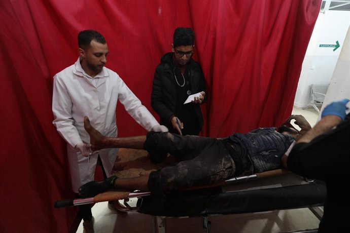 Um ferido no Hospital Al Auda em Nuseirat, na Faixa de Gaza.