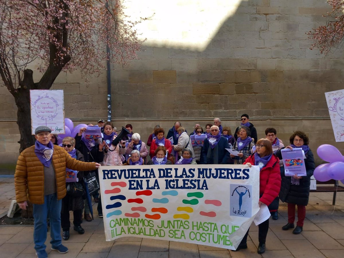 Una concentración pide en Logroño  igualdad  entre hombres y mujeres en la Iglesia,  último reducto machista  que queda