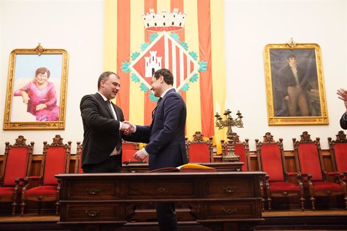 Visita institucional del presidente andaluz, Juanma Moreno, al Ayuntamiento de Tarrasa.