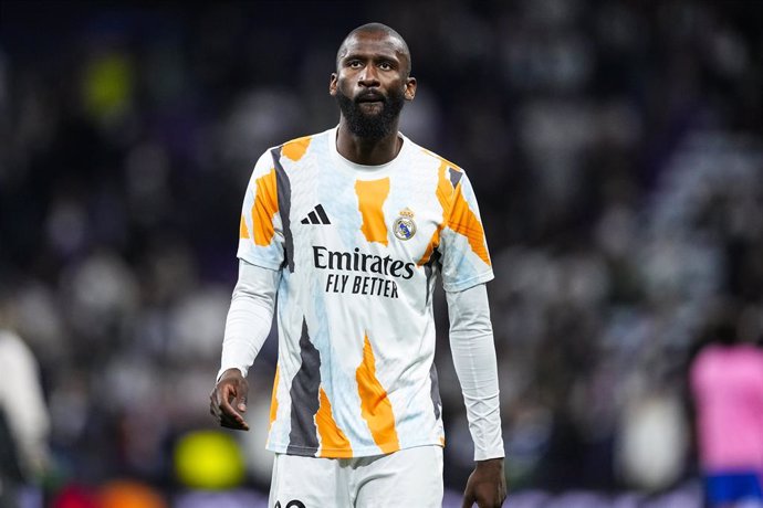 Antonio Rudiger, do Real Madrid, aquece durante a partida de ida das oitavas de final da Liga dos Campeões da UEFA 2024/25 entre Real Madrid CF e Atlético de Madrid, no estádio Santiago Bernabeu, em 4 de março de 2025, em Madri, Espanha.