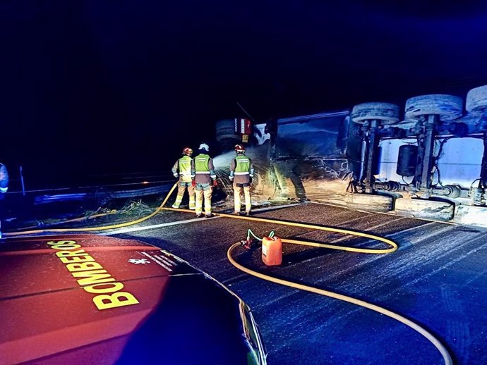 Camión volcado en la A-231 en Santa Martas (León).