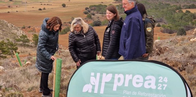 El consejero de Medio Ambiente y Turismo, Manuel Blasco; la alcaldesa de Teruel, Emma Buj; y la directora general de Gestión Forestal, Ana Oliván, entre otros, en una visita a los terrenos.