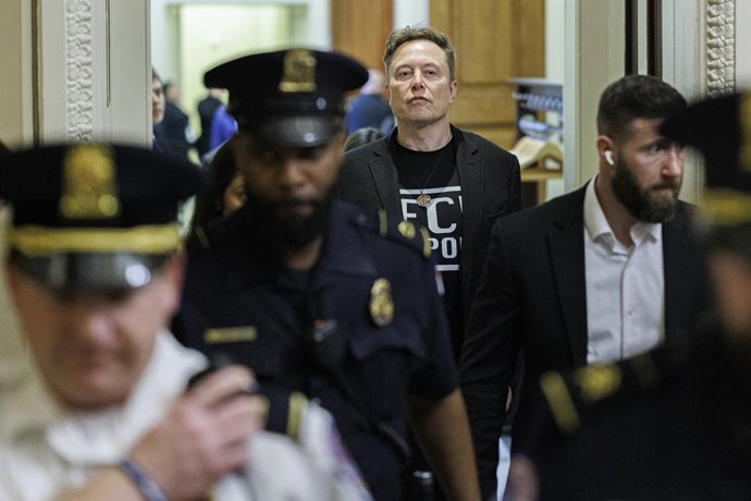 5 de março de 2025, Washington, Distrito de Colúmbia, EUA: ELON MUSK, CEO da Tesla, SpaceX e X (anteriormente conhecida como Twitter) sai de uma reunião com republicanos do Senado do lado de fora da Câmara do Senado do edifício do Capitólio, em Washington