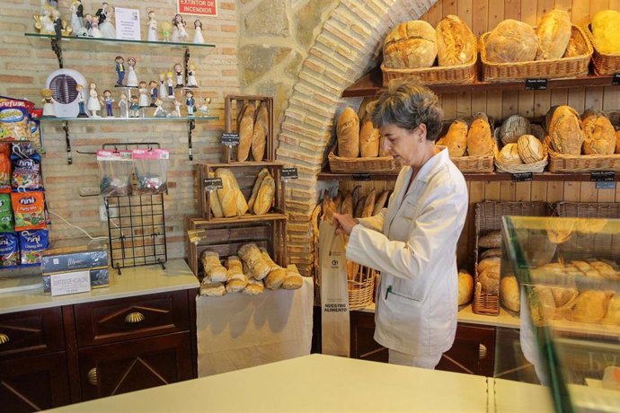 Archivo - Entrega de bolsas de pan