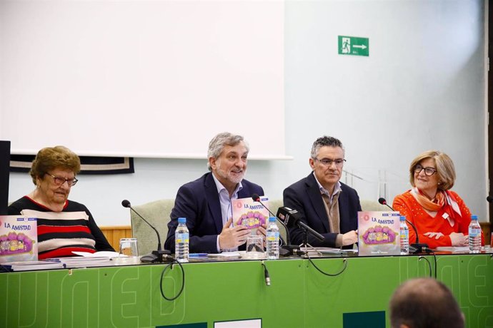 El vicepresidente de la Diputación de Almería, Ángel Escobar, durante la presentación del cuento 'La Amistad'.