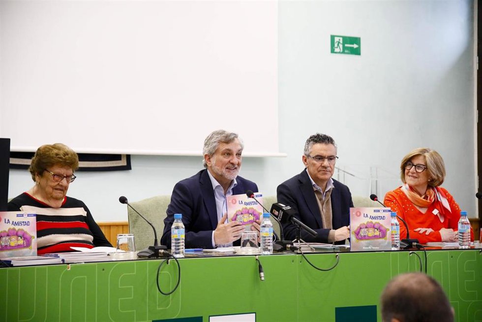 El vicepresidente de la Diputación de Almería, Ángel Escobar, durante la presentación del cuento 'La Amistad'.
