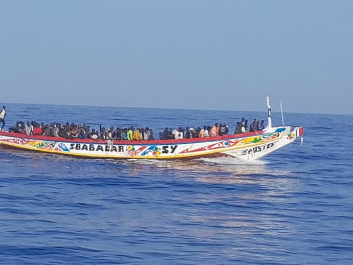 Archivo - Arquivo - Cayuco interceptado em águas próximas a Tenerife