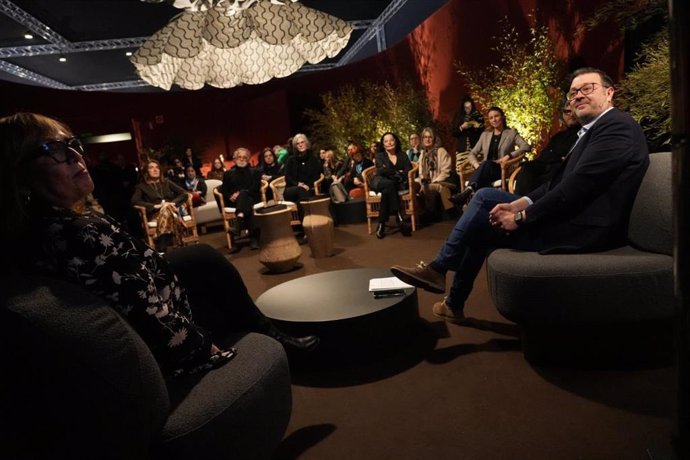 El consejero de Educación, Cultura y Deportes, Amador Pastor, visita la Feria de Arte Contemporáneo.