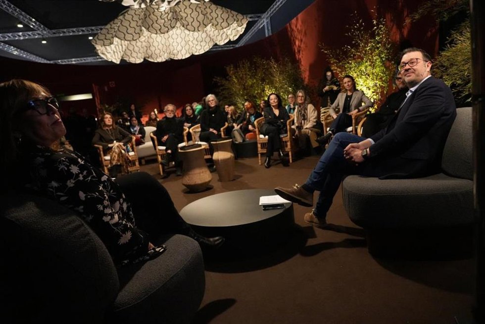 El consejero de Educación, Cultura y Deportes, Amador Pastor, visita la Feria de Arte Contemporáneo.