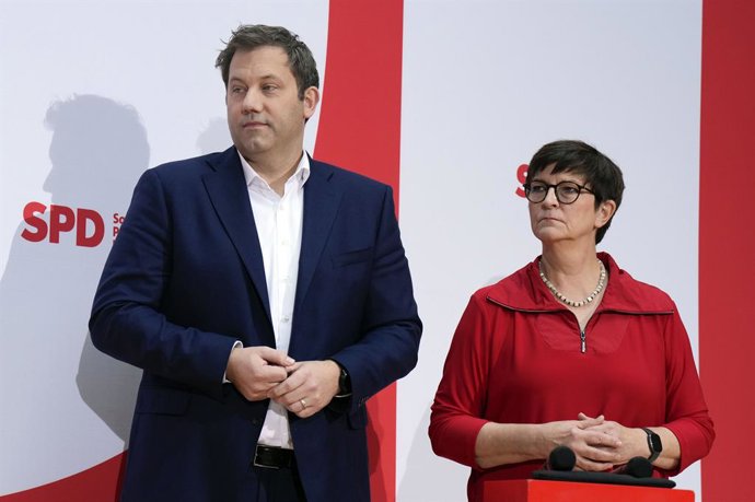 Archivo - Arquivo - 25 de novembro de 2024, Berlim, Berlim, Alemanha: Lars Klingbeil e Saskia Esken na coletiva de imprensa do SPD após as reuniões do comitê para discutir questões atuais e a indicação do candidato do SPD a chanceler para as eleições do B