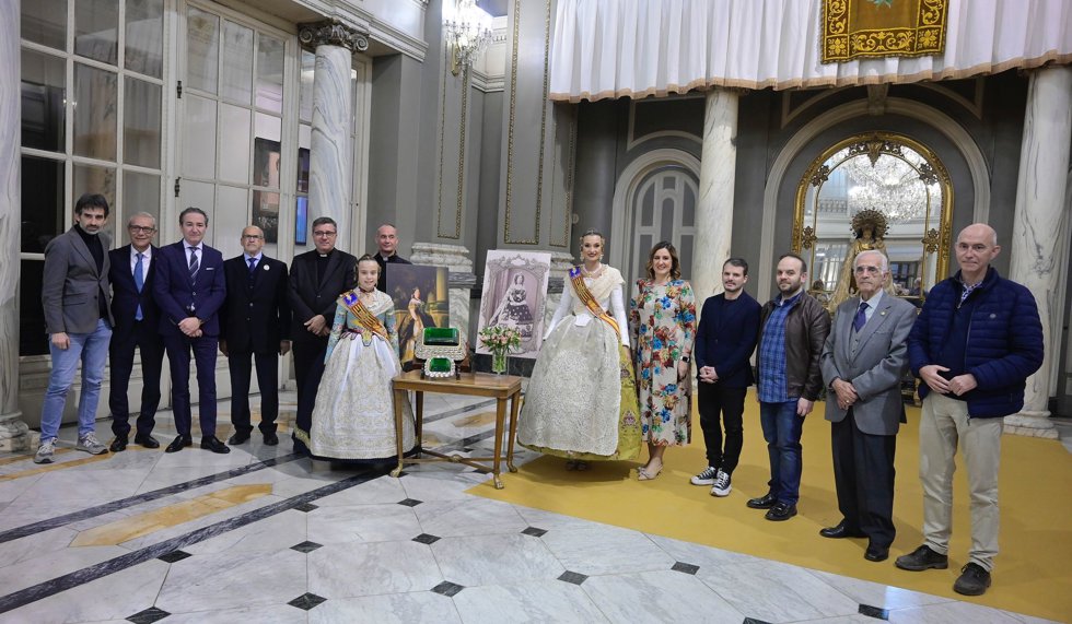 La 'Geperudeta' estrena este año en la Ofrenda una réplica de la joya regalada por Isabel II