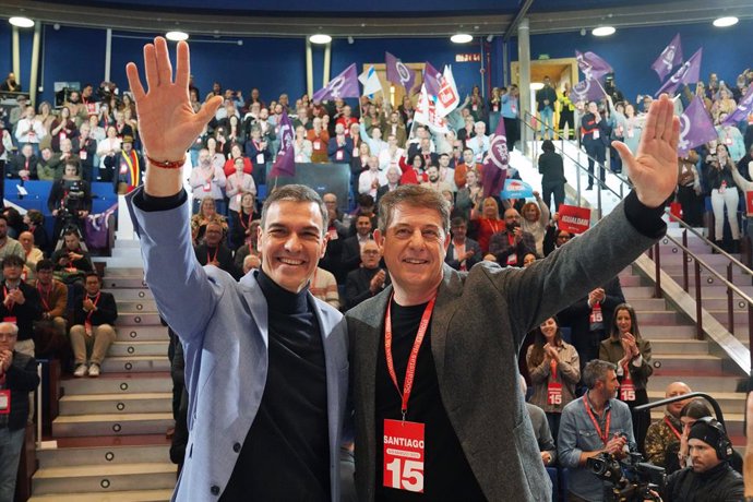 El secretari general del PSOE i president del Govern central, Pedro Sánchez, i el secretari general del PSdeG, José Ramón Gómez Besteiro