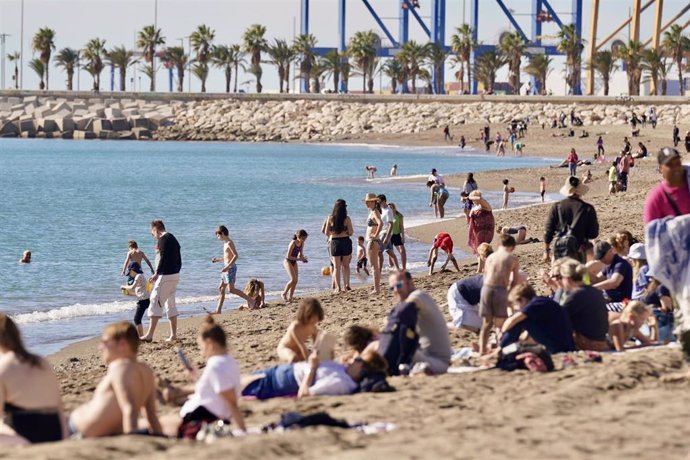 Archivo - La playa de la Malagueta, en una imagen de archivo.