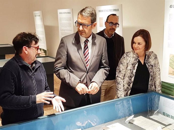 Imagen del delegado territorial de Turismo, Cultura y Deporte, Carlos García Giménez, y la directora del Archivo Histórico Provincial de Málaga (AHPMa), María Esther Acuña, en la exposición 'Una bandera, un himno, un escudo'.