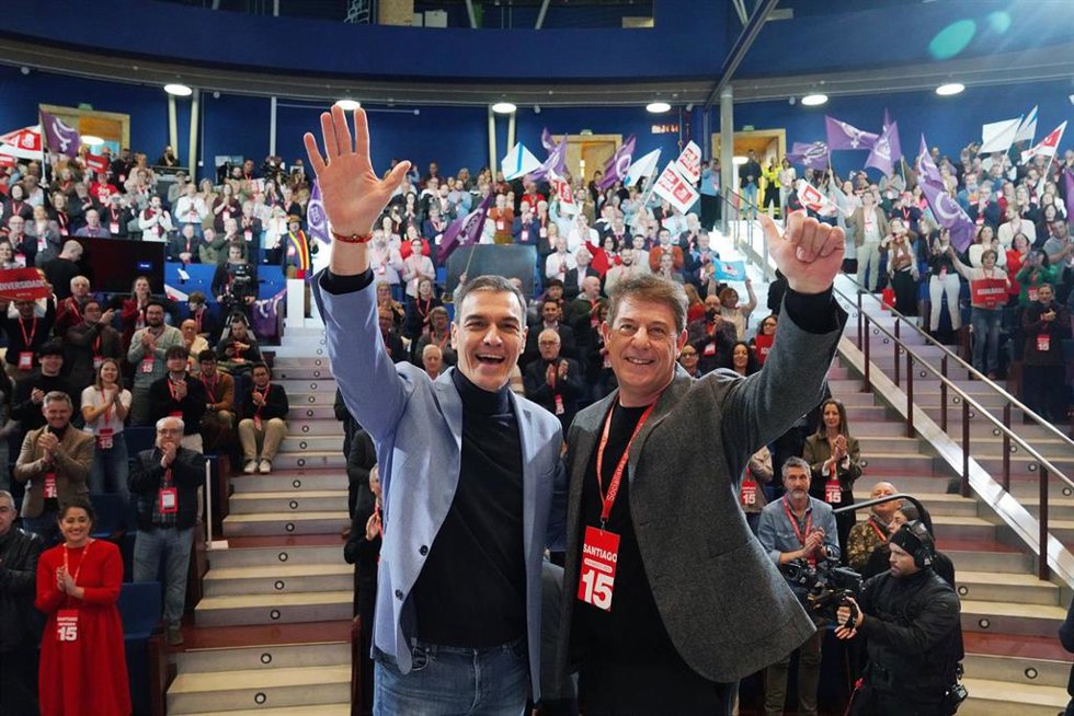 El secretario general del PSOE y presidente del Gobierno, Pedro Sánchez (i), y el secretario general del PSdeG, José Ramón Gómez Besteiro (d), durante la clausura del 15 Congreso Regional del PSdeG, en la Cidade da Cultura, a 9 de marzo de 2025, en Sant