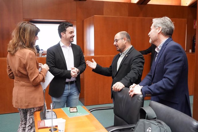 Un momento previo a la última reunión de la Comisión Institucional de las Cortes de Aragón