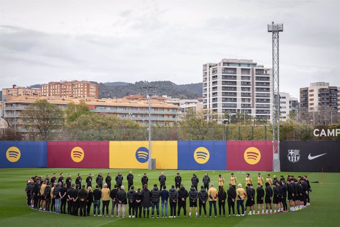 Minut de silenci en memòria del doctor Carles Miñarro previ a l'entrenament del Barça