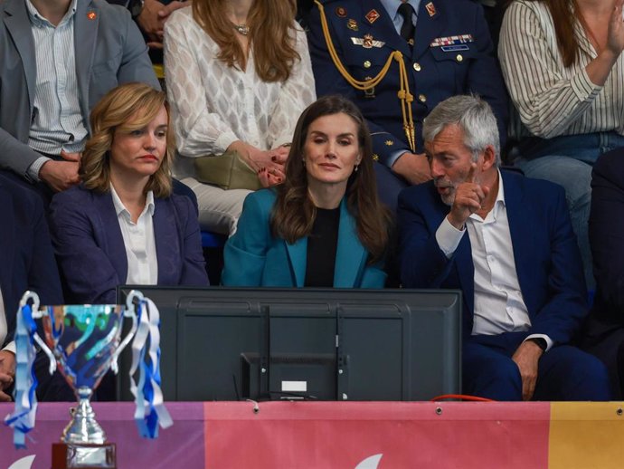 La ministra de Educación, Formación Profesional y Deportes y portavoz el Gobierno, Pilar Alegría, y la Reina Letizia durante la final de la XXIX Copa de S.M. La Reina Iberdrola Waterpolo, en Palma de Mallorca, Mallorca, Baleares (España).