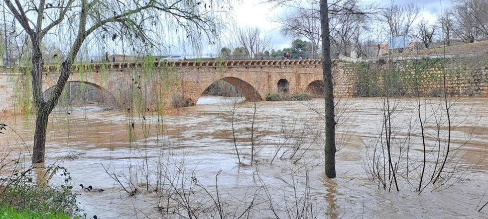 Ayuntamiento de Guadalajara incrementa la vigilancia sobre el Henares ante la crecida del caudal que se encuentra en nivel rojo.