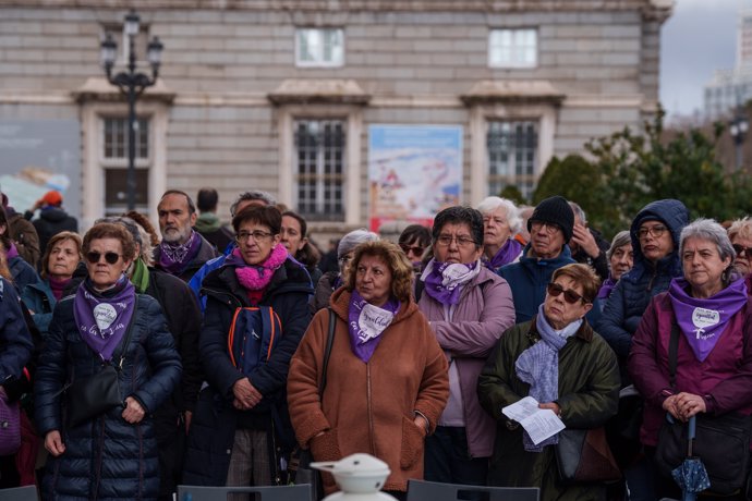 Varias personas durante una concentración de la Revuelta de Mujeres en la Iglesia de Madrid, frente a la Catedral de la Almudena, a 9 de marzo de 2025, en Madrid (España). La Revuelta de Mujeres en la Iglesia de Madrid ha convocado la concentración bajo e