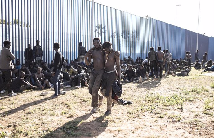 Archivo - EP- Selección fotos  2022: Unos 500 migrantes de origen subsahariano han conseguido saltar la valla de Melilla, a 2 de marzo de 2022, en Melilla (España). Según fuentes de la Guardia Civil, hasta 2.000 personas de origen subsahariano han intenta