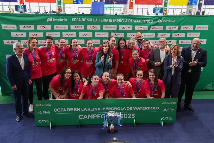 Doña Letizia entrega la Copa de la Reina de Waterpolo al Club Natació Santandreu
