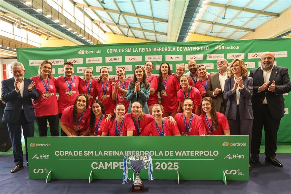 La Reina Letizia otorga la Copa de la Reina de waterpolo al Sant Andreu