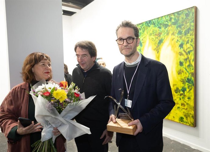 La directora de ARCO Madrid, Maribel López (i), durante la entrega del Premio Lexus al Mejor Stand a la galería belga Meessen en la feria ARCO Madrid 2025, en IFEMA Madrid, a 6 de marzo de 2025, en Madrid (España). Lexus es el Vehículo Oficial de ARCO Mad