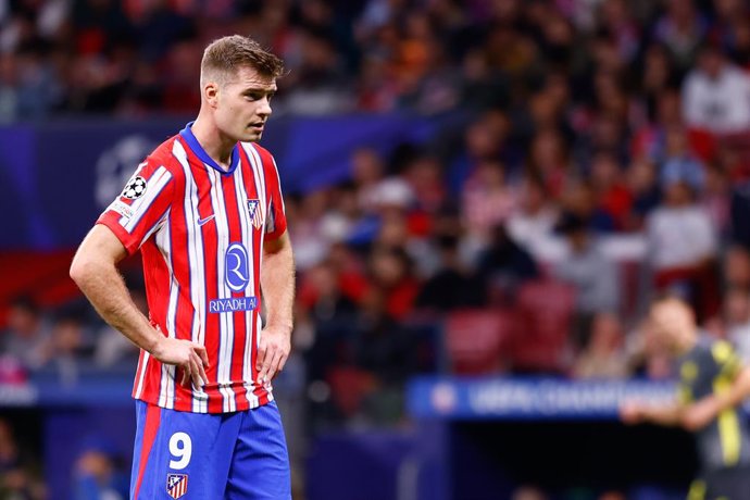 Archivo - Alexander Sorloth, do Atlético de Madri, observa durante a partida da Fase MD3 da Liga dos Campeões da UEFA 2024/25 entre o Atlético de Madri e o LOSC Lille no estádio Riyadh Air Metropolitano em 23 de outubro de 2024 em Madri, Espanha.