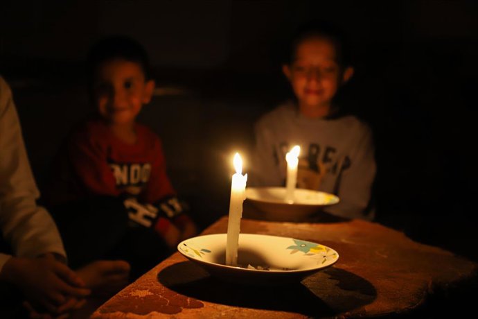 Archivo - KHAN YOUNIS, 21 de outubro de 2023 -- Crianças usam velas para iluminação na cidade de Khan Younis, no sul da Faixa de Gaza, em 20 de outubro de 2023. O Movimento de Resistência Islâmica da Palestina (Hamas) lançou um ataque surpresa contra Isra