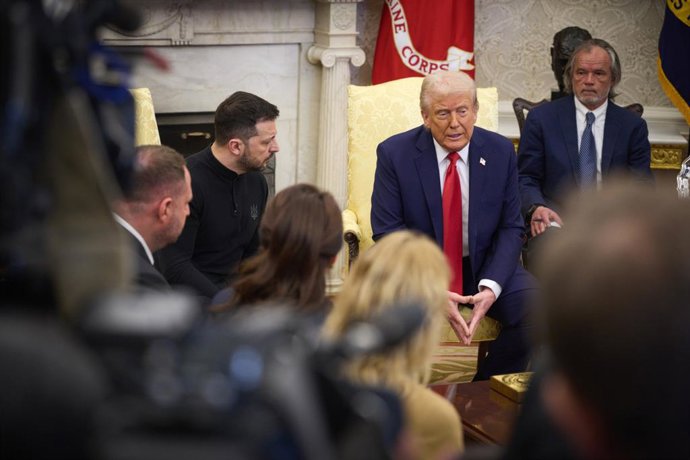 28 de fevereiro de 2025, Washington, Dc, Estados Unidos: O presidente da Ucrânia, Volodymyr Zelenskyy, ouve o vice-presidente dos EUA, JD Vance, durante uma reunião bilateral com o presidente Donald Trump no Salão Oval da Casa Branca, em 28 de fevereiro d