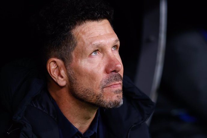 Diego Pablo Simeone, técnico do Atlético de Madri, observa durante a partida de ida das oitavas de final da Liga dos Campeões da UEFA 2024/25 entre Real Madrid CF e Atlético de Madri, no estádio Santiago Bernabeu, em 4 de março de 2025, em Madri, Espanha.