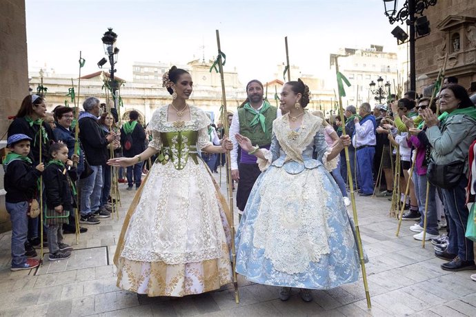 Archivo - Varias personas vestidas con trajes regionales participan en la tradicional Romería de les Canyes,a 12 de marzo de 2023, en Castelló. 