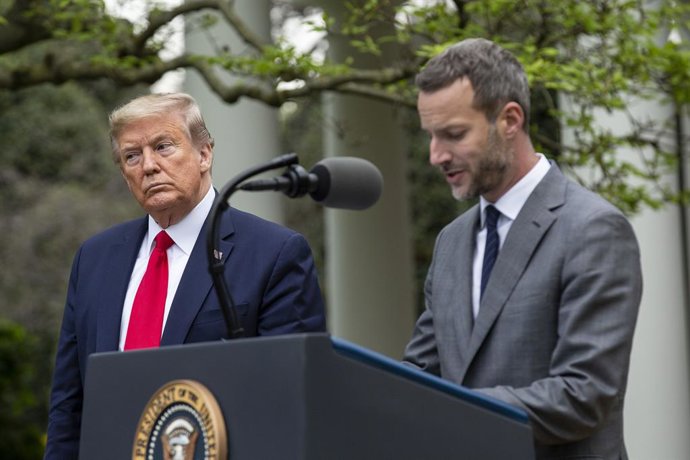 Archivo - 14 de abril de 2020, Washington, Distrito de Columbia, EUA: O presidente dos Estados Unidos, Donald J. Trump, ouve Adam Boehler, CEO da Corporação Financeira Internacional para o Desenvolvimento dos EUA, fazer comentários durante uma coletiva de