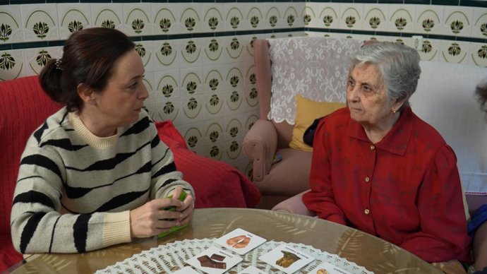 Un persona mayor atendida en el proyecto 'Puerta a Puerta'.