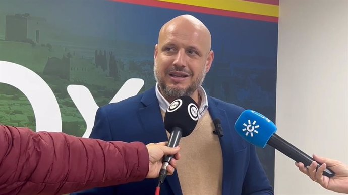Imagen del portavoz adjunto del Grupo Parlamentario Vox en Andalucía, Rodrigo Alonso, en una comparecencia a los medios.