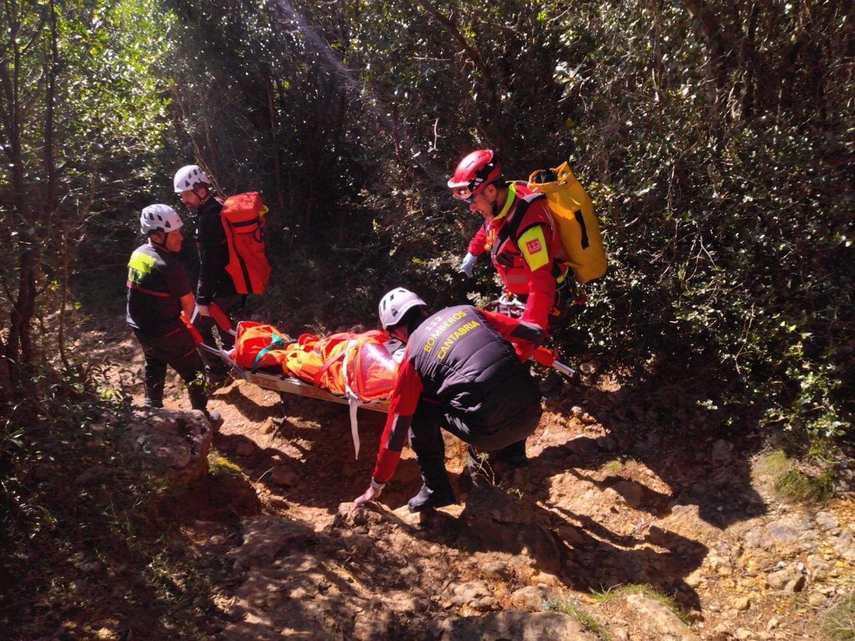 Rescatada una mujer de 72 años tras fracturarse una pierna en el monte en Arnuero