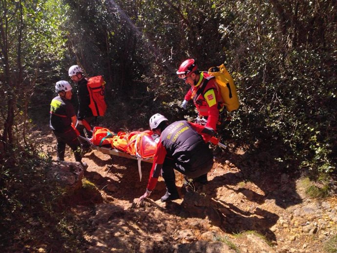 Rescatada una mujer de 72 años tras fracturarse una pierna en el monte Cincho en Arnuero