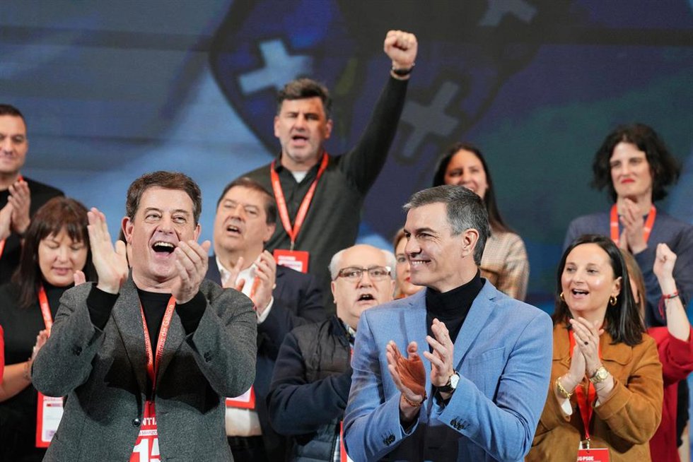 El secretario general del PSdeG, José Ramón Gómez Besteiro (i), y el secretario general del PSOE y presidente del Gobierno, Pedro Sánchez (d), durante la clausura del 15 Congreso Regional del PSdeG, en la Cidade da Cultura, a 9 de marzo de 2025, en Sant