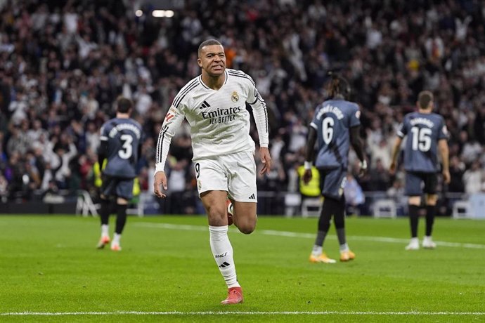 El francés Kylian Mbappé celebra un gol con el Real Madrid.