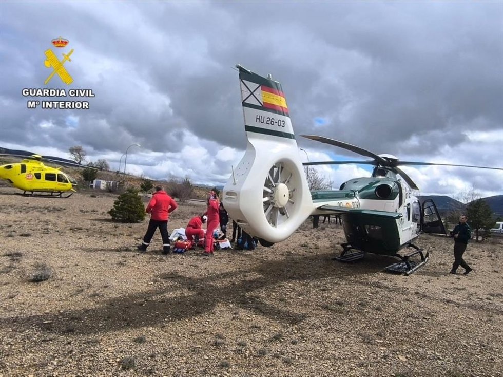 Evacuación del joven esquiador herido este domingo en Aísa (Huesca) al ser arrastrado por una avalancha de nieve y quedar semienterrado.