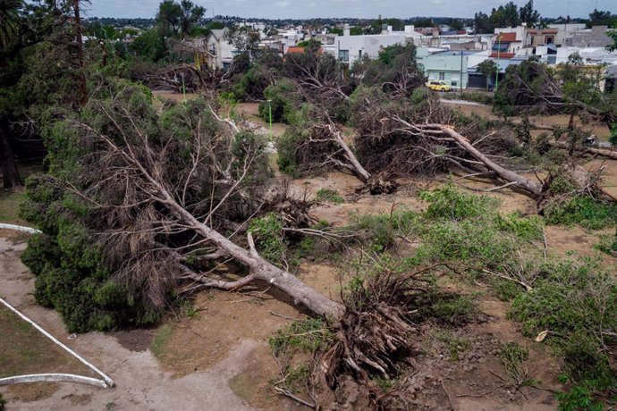 Archivo - Arquivo - 18 de dezembro de 2023, Argentina, Bahia Blanca: Uma vista aérea da costa atlântica da Argentina depois que uma violenta tempestade deixou um rastro de destruição. Relatos da mídia local indicam que 140 quilômetros por hora de vento at